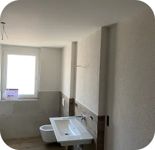 Badezimmer mit hell gestrichenen Wänden und Waschbecken