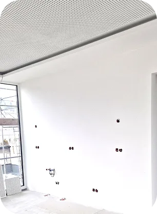 Heller, frisch gestrichener Raum vor dem Innenausbau